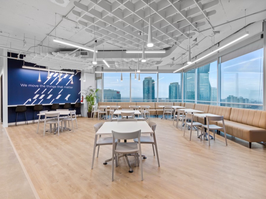 Caf&eacute; high-top seating
